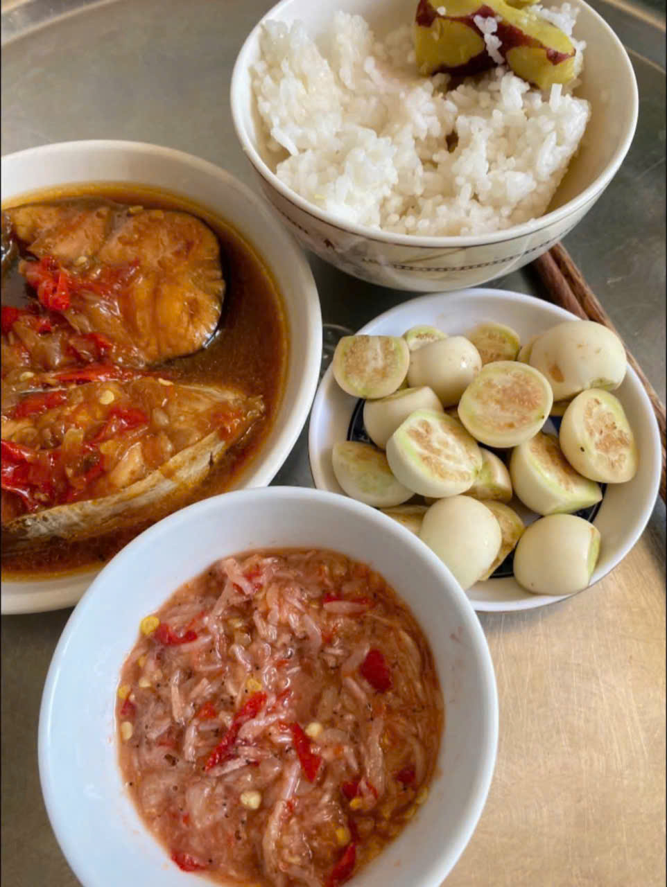 Mâm cơm với mắm ruốc và cá kho